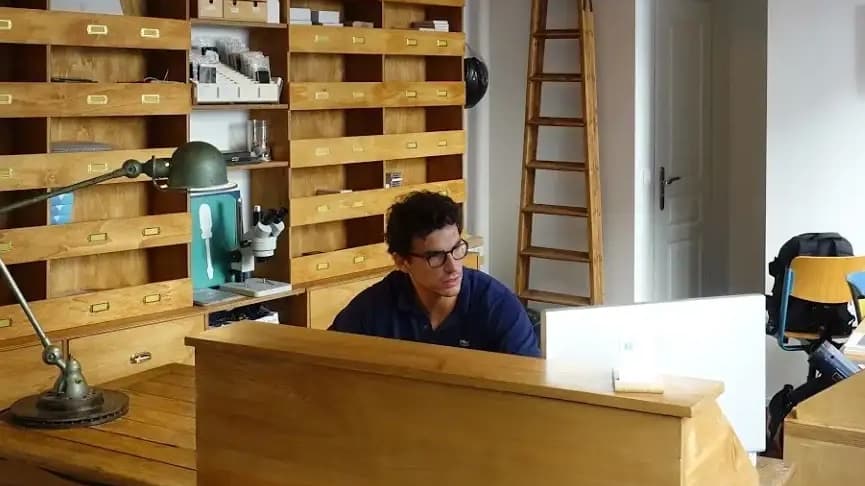 Vue de la boutique irep où les techniciens expliquent les réparations